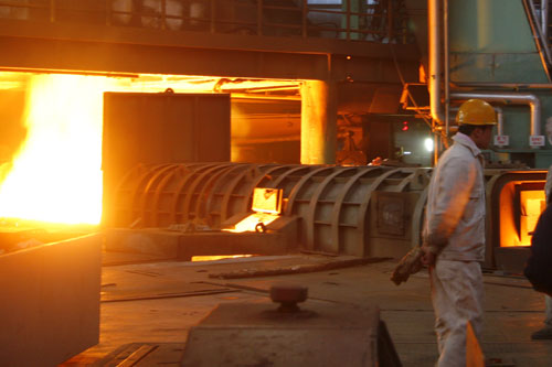 The newly-built Benxi Steel furnace pours out hot steel on Tuesday, December 16th, 2008. [CRI] 