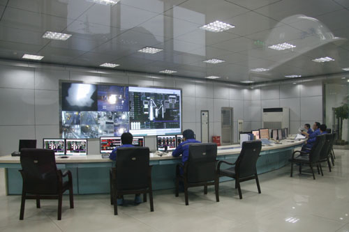 Engineers work from a control studio, monitoring the production process of Benxi Steel's newly-built furnace on Tuesday, December 16th, 2008. [CRI] 