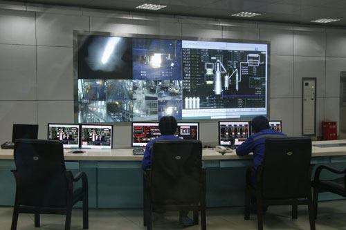 Engineers work from a control studio, monitoring the production process of Benxi Steel's newly-built furnace on Tuesday, December 16th, 2008. [CRI] 