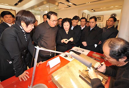  Li Changchun (2nd L, front), member of the Standing Committee of the Political Bureau of the Communist Party of China (CPC) Central Committee, visits Rong Bao Zhai Studio at Liulichang in Beijing, capital of China, on Dec. 16, 2008. Li Changchun paid a visit to Chinese Publishing Group (CPG) on Tuesday. 