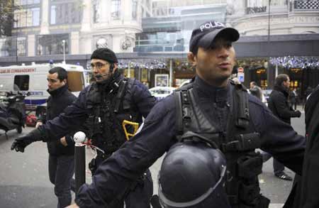 French police secure the area outside a central Paris department store after explosives were discovered December 16, 2008. 