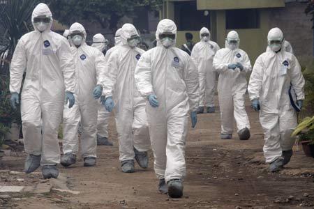 Officers from the health ministry, soldiers and police wearing protective suits take part in a joint bird flu prevention drill in Jakarta December 16, 2008. Bird flu in Indonesia has killed 113 people since 2003, according to the United Nations health agency.