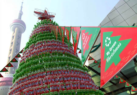 A Christmas tree made of discarded plastic bottles stands in the street of Shanghai, east China, Dec. 15, 2008. 