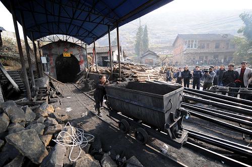 Eighteen miners were trapped after a coal mine blast in Lianyuan city of central China's Hunan Province on December 17, 2008. [Photo: Xinhua]
