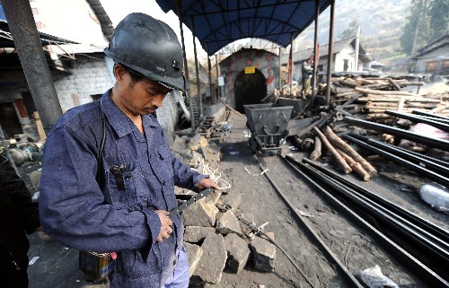 Eighteen miners were trapped after a coal mine blast in Lianyuan city of central China's Hunan Province on December 17, 2008. [Photo: Xinhua]