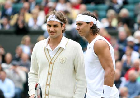 Spain's Rafael Nadal and Roger Federer of Switzerland pose for a photo before the men's singles final match at the Wimbledon tennis tournament in London, capital of Britain, on July 6, 2008. 