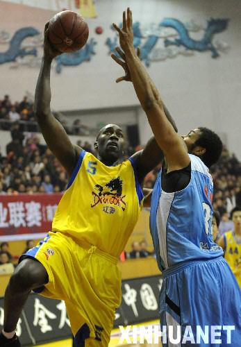 Beijing Ducks edged off Jiangsu Dragons 107-102.