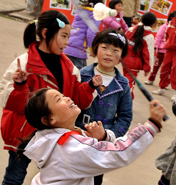 Students of a primary school play badminton in Mianzhu, Sichuan Province on Tuesday. A group of volunteers attended a program aimed at boosting health awareness among local students caught in the deadly May 12 earthquake. 