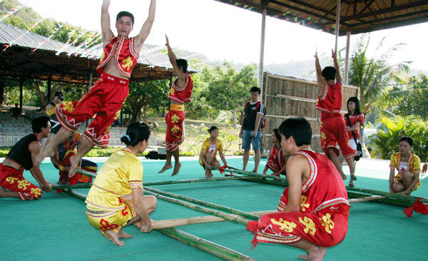 Li people are performing bamboo dance at the 'Luhuitou (Deer Turning-Head)' park in Sanya on April 19, 2008. [Photo: CRIENGLISH.com / By Shen Siling]