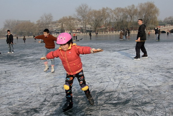 Children take part in ice-skating training in Shichahai, Beijing, on December 14, 2008.