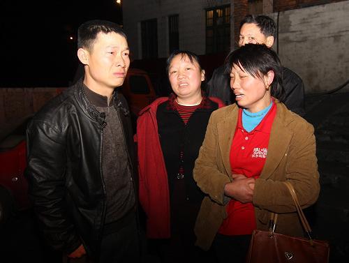 Relatives awaited words on the conditions of the 18 men trapped underground in the coal mine in Lianyuan city of central China's Hunan Province on December 17, 2008. 