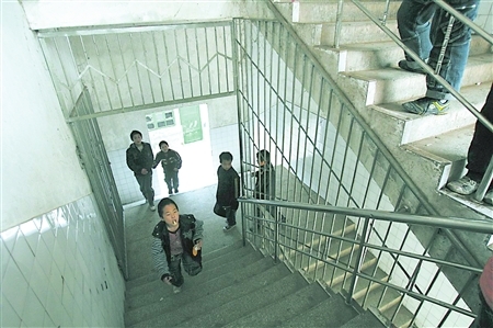 This photo, released on Thursday, December 18, 2008, shows the staircase at a middle school in Chongqing, where the trampling accident occurred, resulting an injury of 25 students. [Chongqing Economic Times]
