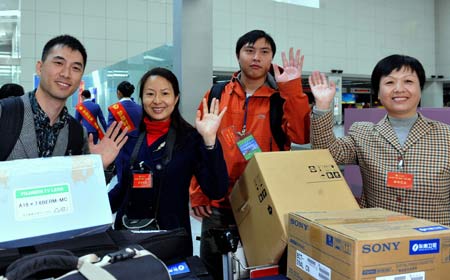 Four Chinese mainland local media reporters to start work in southeast China's Taiwan wait to board plane at Changle International Airport in Fuzhou, capital of southeast China's Fujian Province, Dec. 18, 2008. 