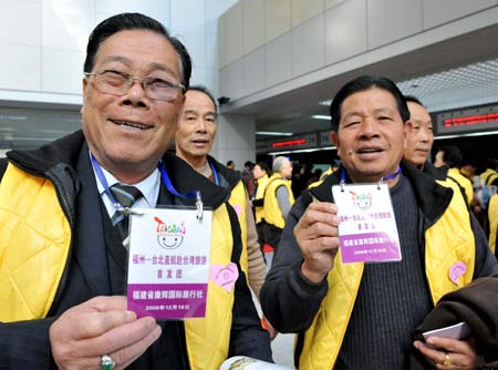 Passengers wait to board the plane for Taipei of China's Taiwan Province, in Fuzhou, capital of southeast China's Fujian Province, Dec. 18, 2008. 