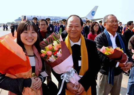 Taiwanese Jiang Lingjun (1st L) prepares to board the plane for Taipei of China's Taiwan Province, in Fuzhou, capital of southeast China's Fujian Province, Dec. 18, 2008. 