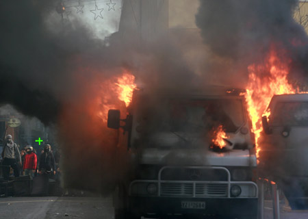  A fresh protest rally and a student-teacher march to the Parliament Building ends with clashes between young protesters and the police in Central Athens Thursday afternoon. 