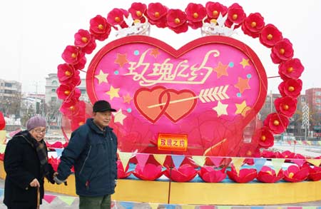 Local residents view the giant red lantern at the spring lantern fair held in Bole City, northwest China&apos;s Xinjiang Uygur Autonomous Region, Dec. 18, 2008. With the coming of New Year and the Chinese traditional Spring Festival, Chinese people started to prepare traditional decorations. 