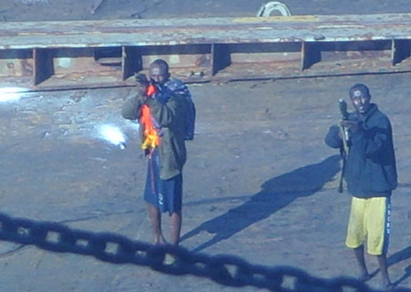 Pirates shoot on the deck of the Chinese ship 