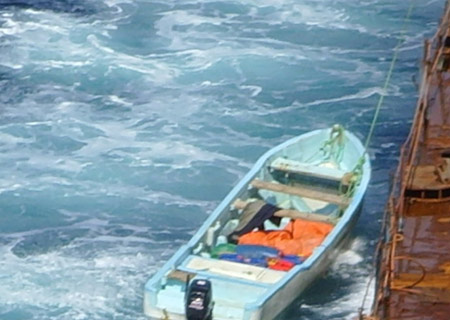 Photo taken on Dec. 17, 2008 shows a pirates' boat near the Chinese ship 'Zhenhua 4' in the Gulf of Aden. 