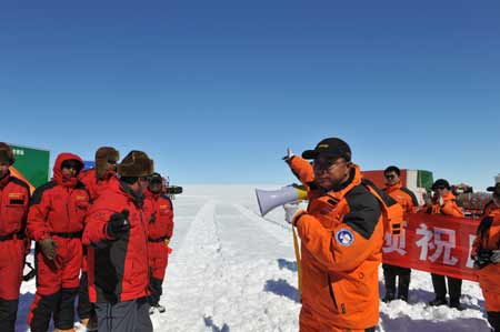 Yang Huigen, chief scientist with Chinese 25th Antarctic expedition team, orders the team to start moving in Antarctica, on Dec. 18, 2008. 