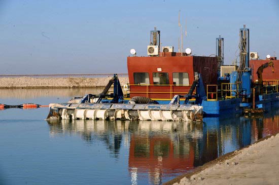 A vessel sails across a salt pan in Lop Nur. [Xinhua]