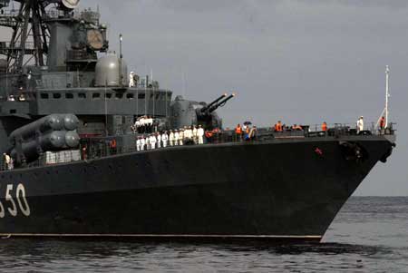 Russian destroyer Admiral Chabanenko sails into Havana's bay on Dec. 19, 2008. [Xinhua]