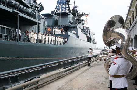 Crew members of Russian destroyer Admiral Chabanenko stand together before a wreath-laying ceremony in Havana Dec. 19, 2008. [Xinhua]