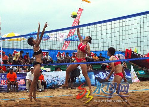 Players compete in a beach volleyball match at the 2007 Shandong Beach Ball Tournament in Haiyang on July 19, 2007. [File photo: shm.com.cn]