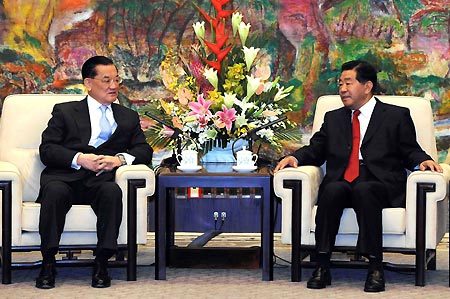 Jia Qinglin (R), member of the Standing Committee of the Communist Party of China Central Committee Political Bureau and chairman of the National Committee of the Chinese People's Political Consultative Conference (CPPCC), meets with Lien Chan, honorary chairman of Chinese Taiwan's ruling Kuomintang party, in Shanghai, east China, on December 19, 2008. (Xinhua photo]