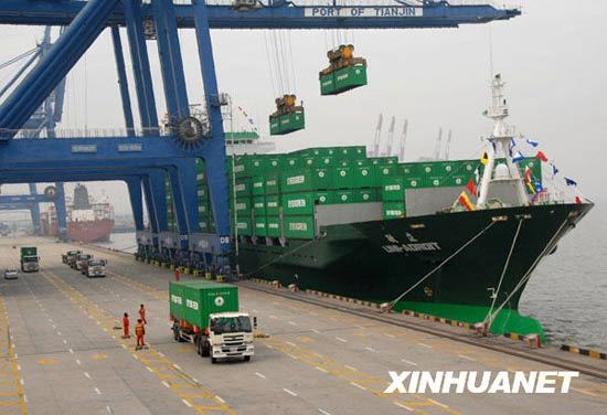 Evergreen Marine's 'Uni-Adroit' arrived at Tianjin port from Taiwan on December 19, 2008. [Photo: Xinhua]