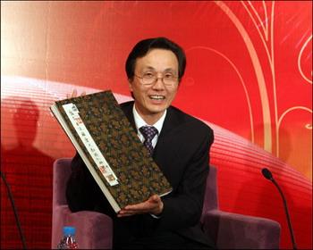 Deng Yijiang, vice-president of National Centre for the Performing Arts (NCPA) displays a photo album of performances staged by the NCPA. The album was collected by a loyal fan. [Xu Liuliu/CRIENGLISH.com] 