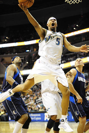 Washington Wizards Dominic McGuire goes for a score during the NBA basketball game against the Dallas Mavericks in Washington, the United States, December 21, 2008. Mavericks won 97-86. 