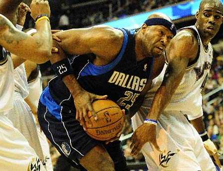 Dallas Mavericks Erick Dampier (C) catches a rebound during the NBA basketball game against the Washington Wizards in Washington, the United States, December 21, 2008. Mavericks won 97-86. 