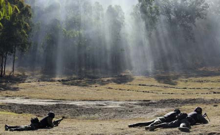 New Mexican Army special forces take part in a demonstration during a graduation ceremony at an army academy in Temamatla, Mexico, December 20, 2008. 