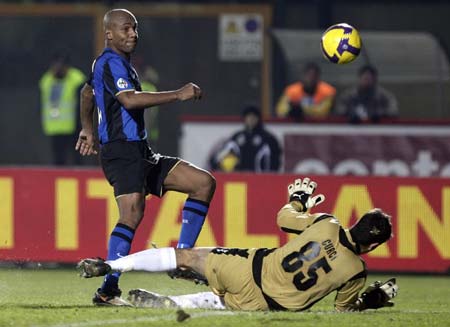 Inter Milan's Douglas Maicon scores against Siena during their Italian Serie A soccer match at the Artemio Franchi stadium in Siena December 20, 2008. Inter Milan won 2-1.