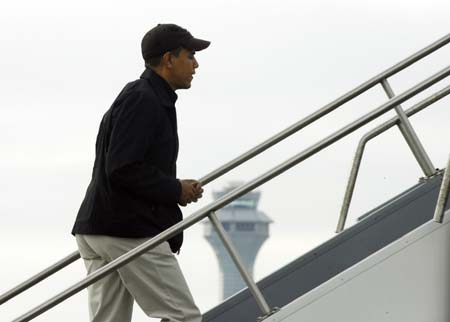 U.S. President-elect Barack Obama boards a plane for a 12-day Hawaii vacation at O'Hare airport in Chicago, December 20, 2008.