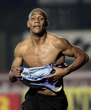 Inter Milan's Douglas Maicon celebrates after scoring against Siena during their Italian Serie A soccer match at the Artemio Franchi stadium in Siena December 20, 2008. Inter Milan won 2-1. 