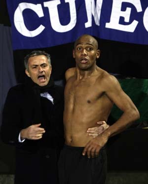 Inter Milan's Douglas Maicon (R) celebrates with his coach Jose Mourinho after scoring against Siena during their Italian Serie A soccer match at the Artemio Franchi stadium in Siena December 20, 2008. 