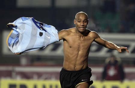 Inter Milan's Douglas Maicon celebrates after scoring against Siena during their Italian Serie A soccer match at the Artemio Franchi stadium in Siena December 20, 2008. Inter Milan won 2-1.