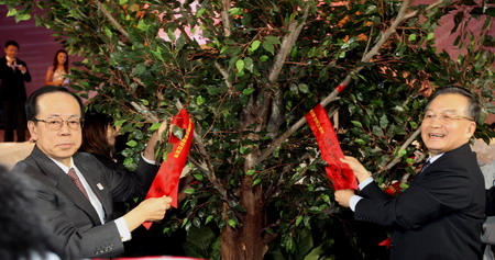 Chinese Premier Wen Jiabao (R) and former Japanese Prime Minister Yasuo Fukuda attend the closing ceremony of the China-Japan Youth Friendly Exchange Year in Beijing, December 20, 2008. 