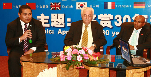 Ahmed Latheef, ambassador of the Maldives to China (R), Georgi Peychinov, Blugaria's ambassador to China (M), and Vincent Sivas, first secretary of embassy of the Federated States of Micronesia (L), participate in a group discussion at the 2008 Boao International Tourism Forum in South China's Hainan Province on December 19, 2008. [Photo: Yang Jingtao] 