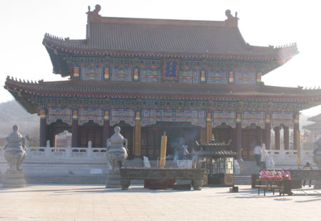 Photo taken on December 19, 2008 shows a buddhist temple at the Jade Shakyamuni Buddha Park of Anshan city, northeast China&apos;s Liaoning province. The Jade Shakyamuni Buddha statue carved out of a 260-ton jade stone is being displayed here for worshippers from all over the world. The statue was accredited as the biggest of its kind in the world by the Guinness World Records in December 2002. [Chinadaily.com.cn]