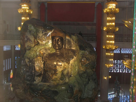 Photo taken on December 19, 2008 shows the Shakyamuni Buddha statue in Anshan city, northeast China's Liaoning province. The statue carved out of a 260-ton jade stone is being displayed here for worshippers from all over the world. It was accredited as the biggest of its kind in the world by the Guinness World Records in December 2002. [Chinadaily.com.cn]