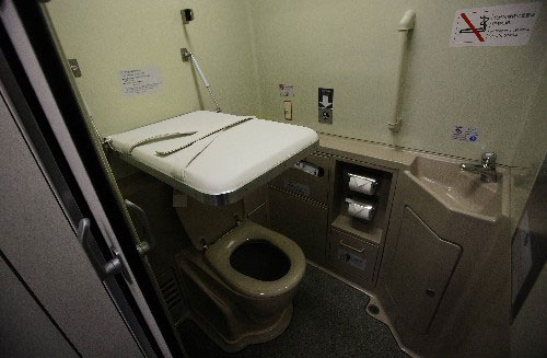 The change table is seen inside the toilet of a new CRH (China Railway High-speed) sleeper train on Dec 21, 2008. The D301 CRH sleeper train made its maiden journey from Beijing to Shanghai on Sunday. [Photo: Xinhua]