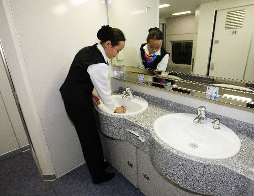 The train attendant is clearing the CRH sleeper train on Dec 21, 2008.[Photo: Xinhua]