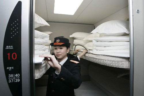 The train attendants are clearing up the couchette of D306 CRH sleeper train on Dec 21, 2008.[Photo: Xinhua] 