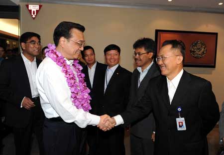 Visiting Chinese Vice Premier Li Keqiang (L, Front) shakes hands with an Indonesian manager of the CNOOC Southeast Asian Company Ltd. during his visit to the Southeast Asian Company Ltd. of the China National Offshore Oil Corp (CNOOC) in Jakarta, capital of Indonesia, on Dec. 22, 2008.