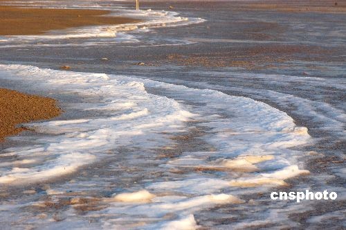 On December 22, 2008, the sea froze along the coast at Lianyun Harbor in eastern China’s Jiangsu Province. [Wang Chun/Chinanews.com]