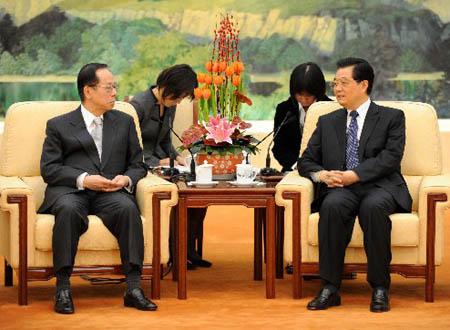 Chinese President Hu Jintao (R) talks with former Japanese Prime Minister Fukuda Yasuo during their meeting in Beijing, capital of China, Dec. 22, 2008. 