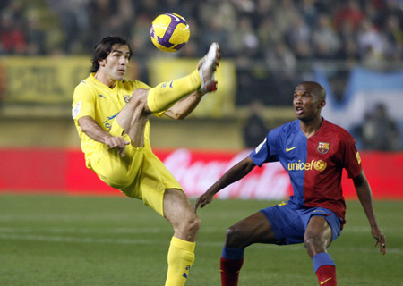 Goals from Seydou Keita and Thierry Henry allowed FC Barcelona to fight back from a goal down to win 2-1 in Villarreal on Sunday in the Spanish Primera Liga. 